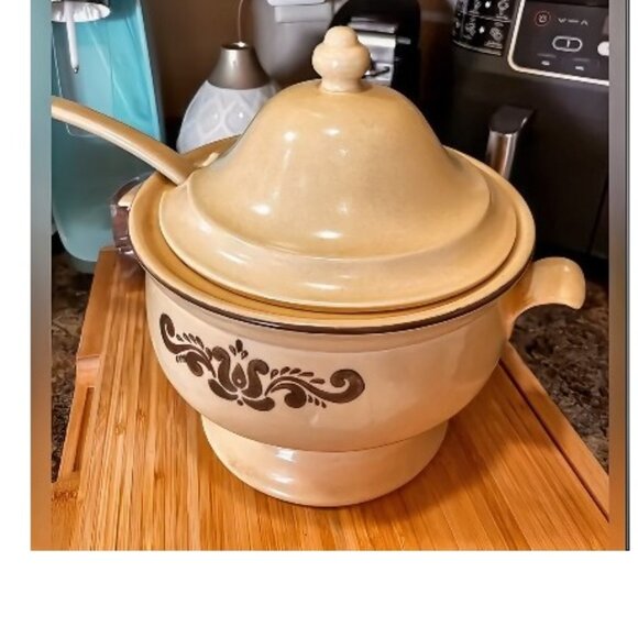 Vintage Pfaltzgraff Village Pattern 5-Quart Tureen with Lid - Picture 1 of 6